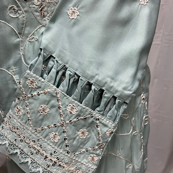 Brand New Pakistani fully embroidered Designer 3 piece suit with Net dupatta - Picture 10 of 16